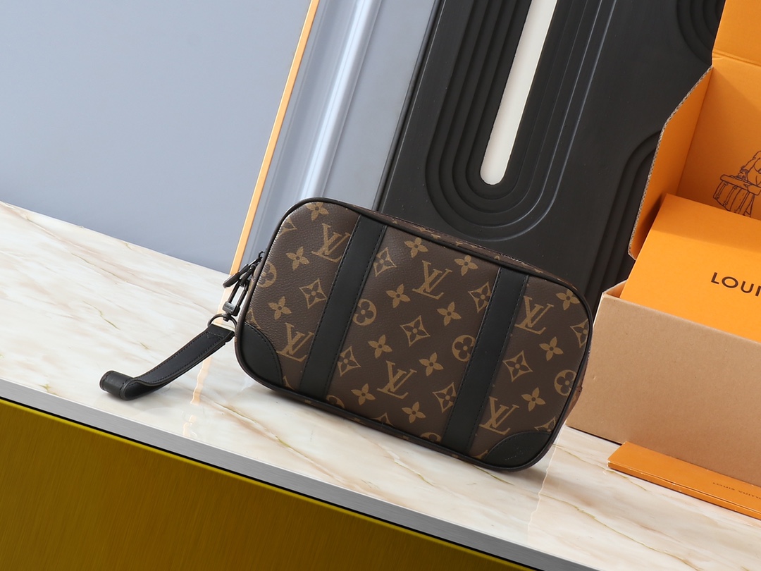 ルイヴィトンの POCHETTE KASAI ハンドバッグ（商品番号 M82076）、男性のためにデザインされた魅力的なアイテムです。