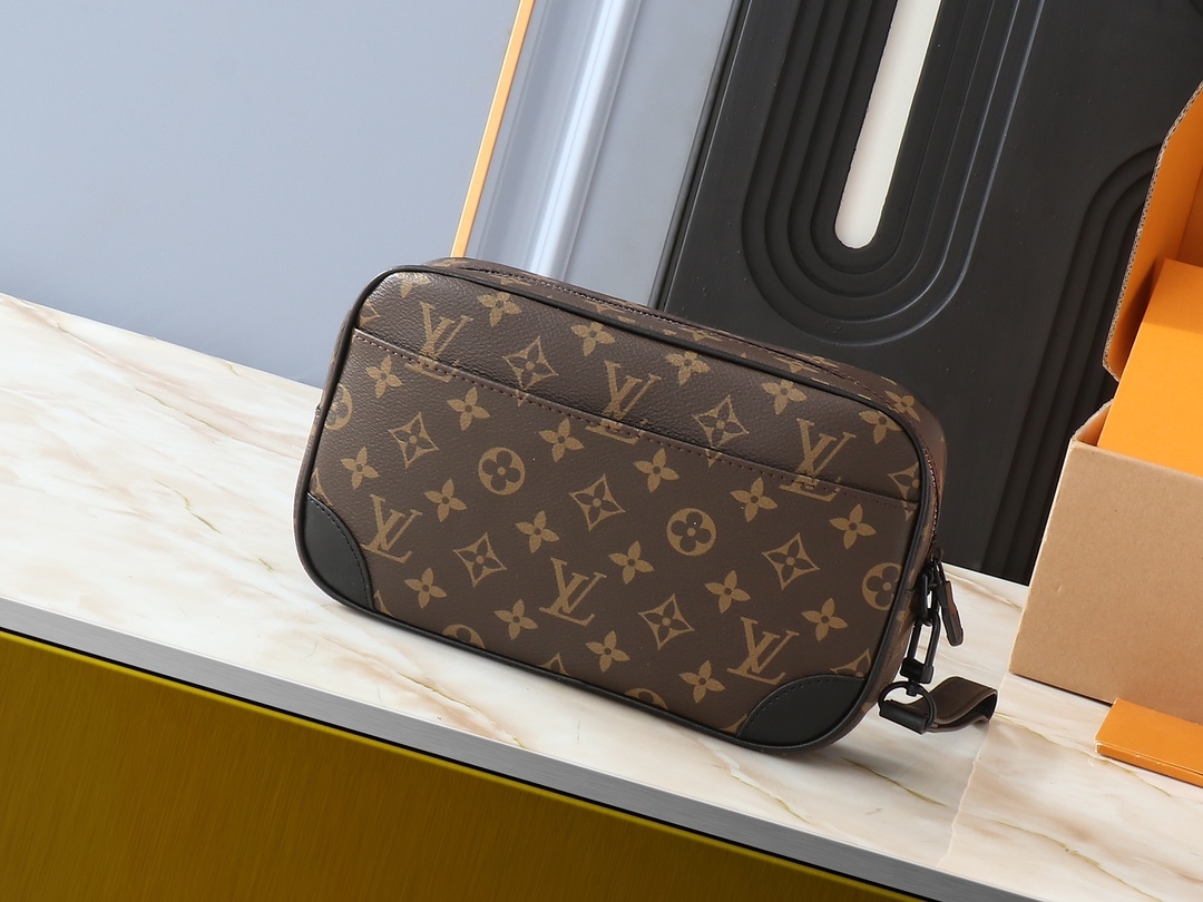 ルイヴィトンの POCHETTE KASAI ハンドバッグ（商品番号 M82076）、男性のためにデザインされた魅力的なアイテムです。