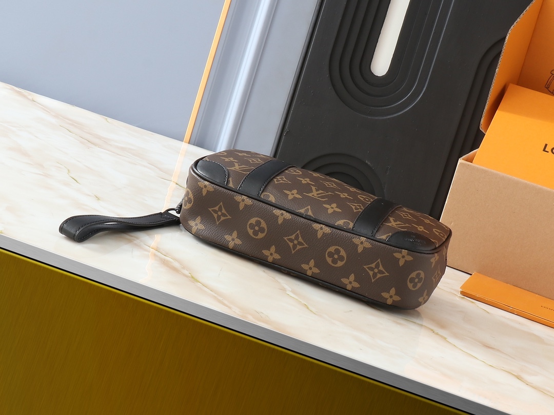 ルイヴィトンの POCHETTE KASAI ハンドバッグ（商品番号 M82076）、男性のためにデザインされた魅力的なアイテムです。