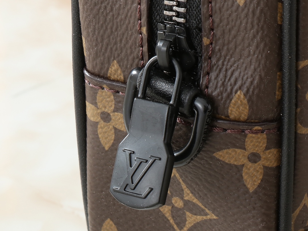 ルイヴィトンの POCHETTE KASAI ハンドバッグ（商品番号 M82076）、男性のためにデザインされた魅力的なアイテムです。