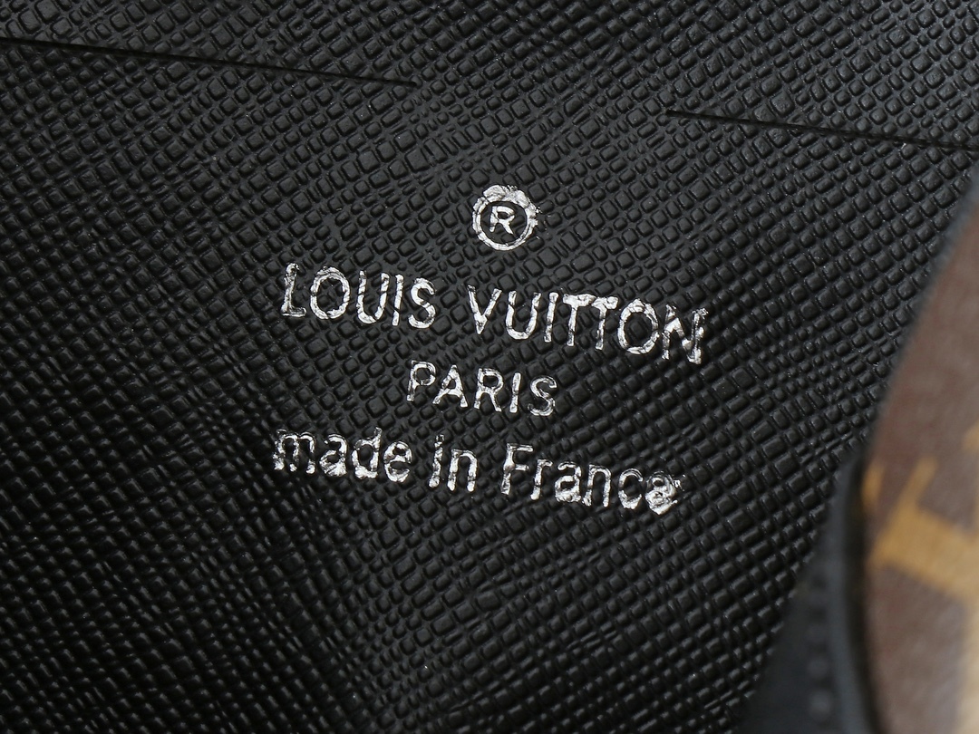 ルイヴィトンの POCHETTE KASAI ハンドバッグ（商品番号 M82076）、男性のためにデザインされた魅力的なアイテムです。