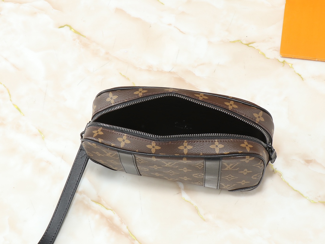 ルイヴィトンの POCHETTE KASAI ハンドバッグ（商品番号 M82076）、男性のためにデザインされた魅力的なアイテムです。