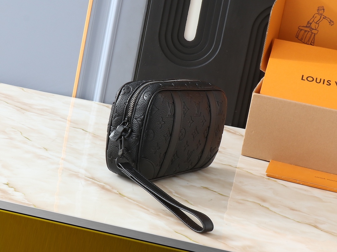 ルイ・ヴィトンの M82076 POCHETTE KASAI は、男性のために設計された高品質で機能的なハンドバッグです。このバッグは、モノグラム・エクリプスキャンバスを使用しており、耐久性に優れています。