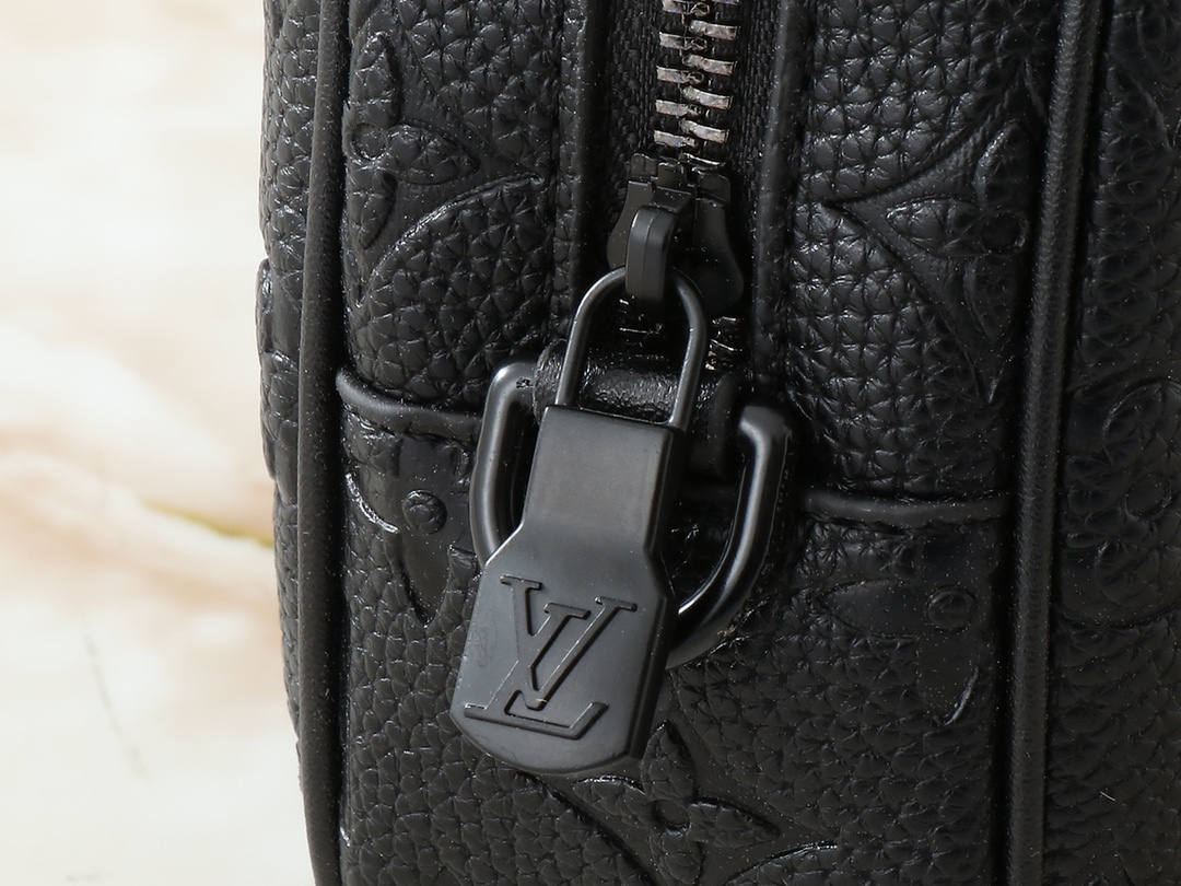 ルイ・ヴィトンの M82076 POCHETTE KASAI は、男性のために設計された高品質で機能的なハンドバッグです。このバッグは、モノグラム・エクリプスキャンバスを使用しており、耐久性に優れています。