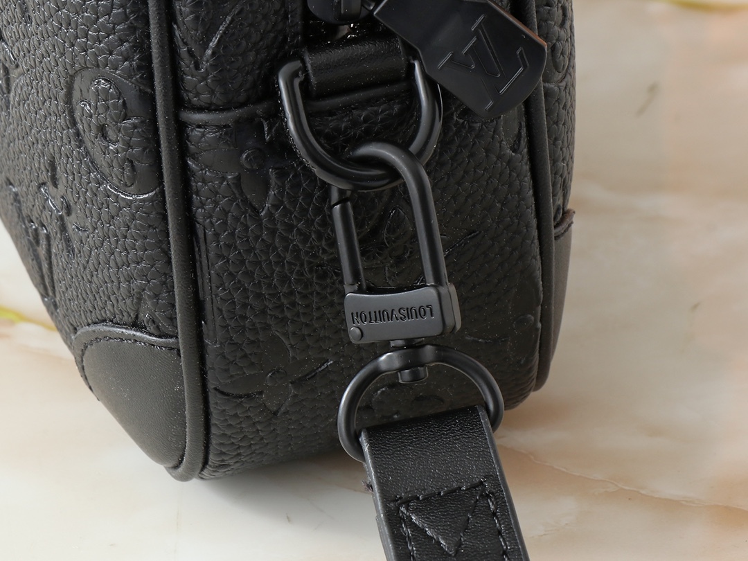 ルイ・ヴィトンの M82076 POCHETTE KASAI は、男性のために設計された高品質で機能的なハンドバッグです。このバッグは、モノグラム・エクリプスキャンバスを使用しており、耐久性に優れています。