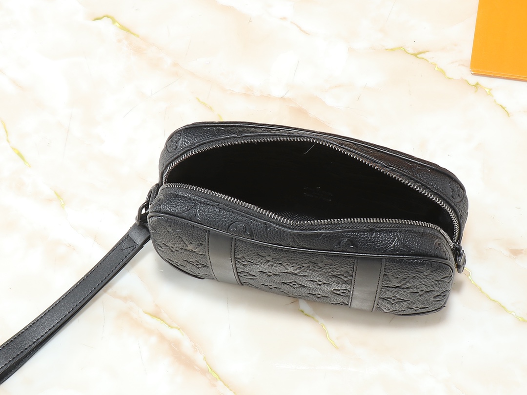 ルイ・ヴィトンの M82076 POCHETTE KASAI は、男性のために設計された高品質で機能的なハンドバッグです。このバッグは、モノグラム・エクリプスキャンバスを使用しており、耐久性に優れています。