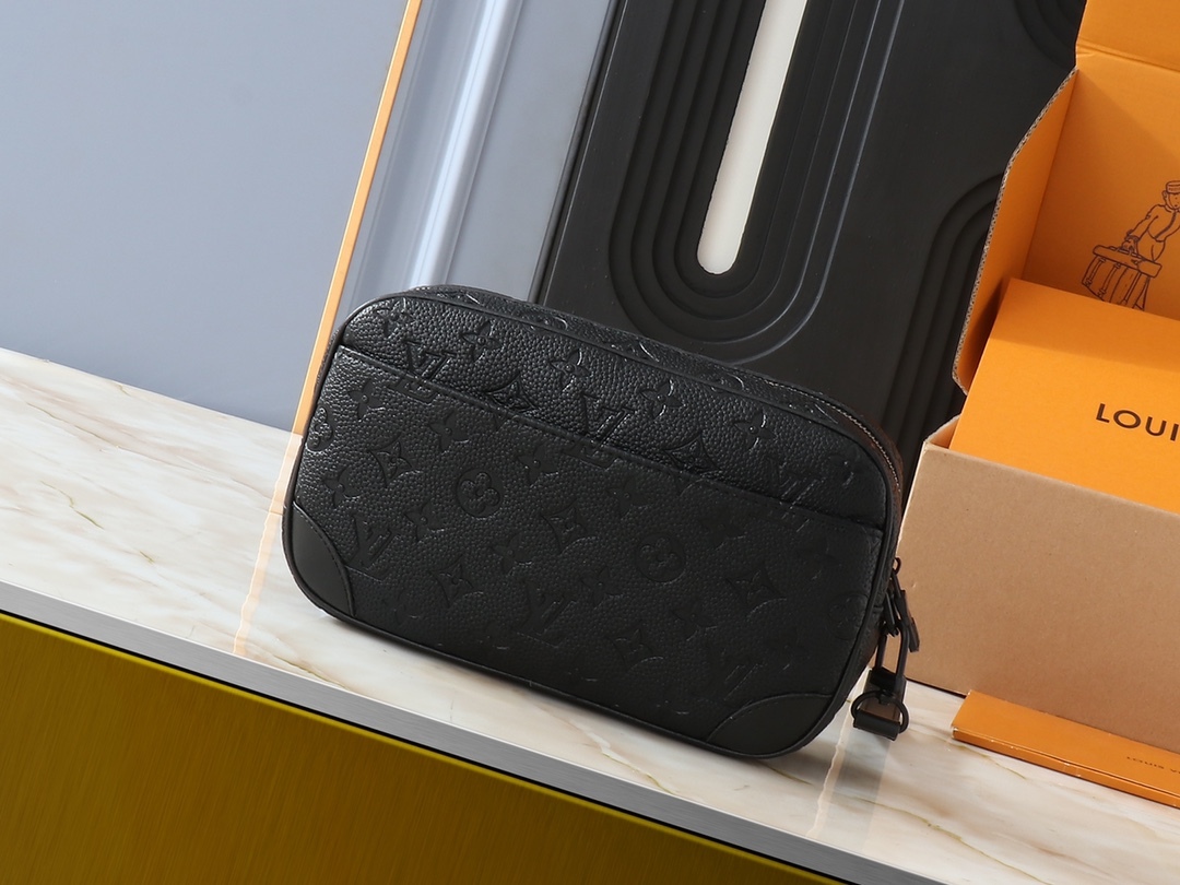 ルイ・ヴィトンの M82076 POCHETTE KASAI は、男性のために設計された高品質で機能的なハンドバッグです。このバッグは、モノグラム・エクリプスキャンバスを使用しており、耐久性に優れています。