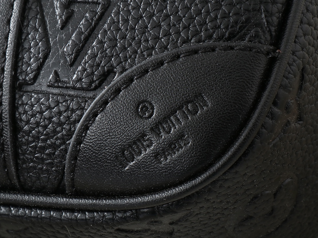 ルイ・ヴィトンの M82076 POCHETTE KASAI は、男性のために設計された高品質で機能的なハンドバッグです。このバッグは、モノグラム・エクリプスキャンバスを使用しており、耐久性に優れています。