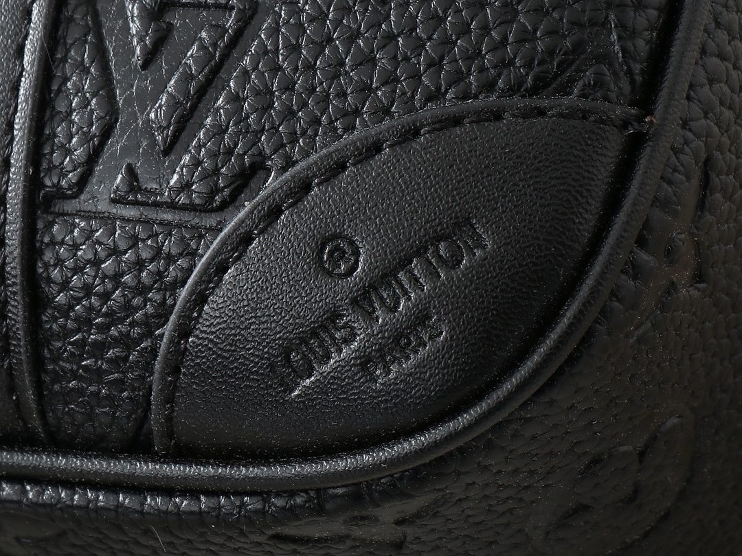 ルイ・ヴィトンの M82076 POCHETTE KASAI は、男性のために設計された高品質で機能的なハンドバッグです。このバッグは、モノグラム・エクリプスキャンバスを使用しており、耐久性に優れています。