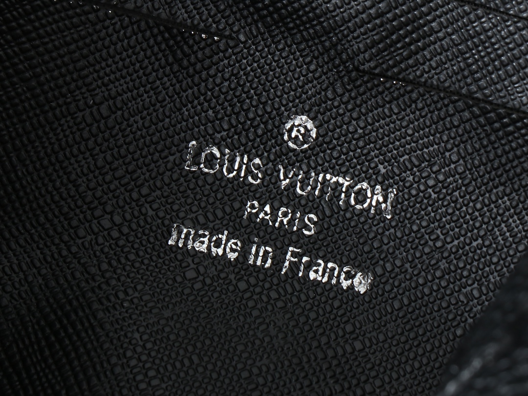 ルイ・ヴィトンの M82076 POCHETTE KASAI は、男性のために設計された高品質で機能的なハンドバッグです。このバッグは、モノグラム・エクリプスキャンバスを使用しており、耐久性に優れています。