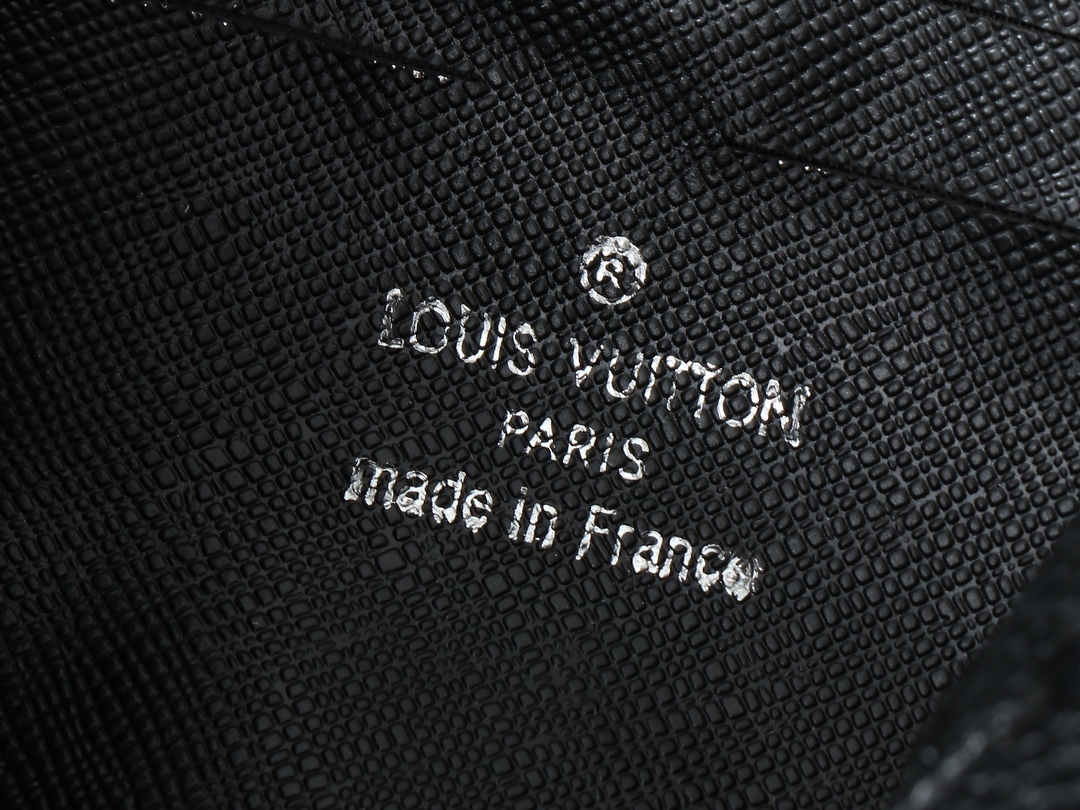 ルイ・ヴィトンの M82076 POCHETTE KASAI は、男性のために設計された高品質で機能的なハンドバッグです。このバッグは、モノグラム・エクリプスキャンバスを使用しており、耐久性に優れています。