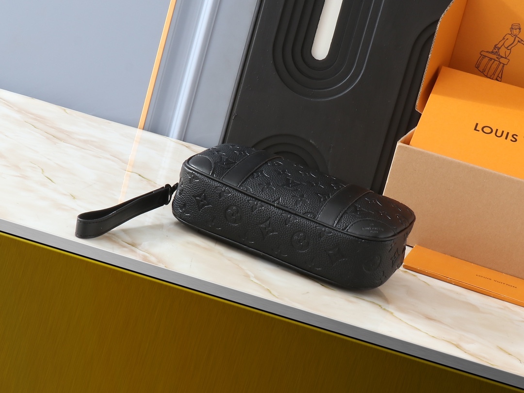 ルイ・ヴィトンの M82076 POCHETTE KASAI は、男性のために設計された高品質で機能的なハンドバッグです。このバッグは、モノグラム・エクリプスキャンバスを使用しており、耐久性に優れています。