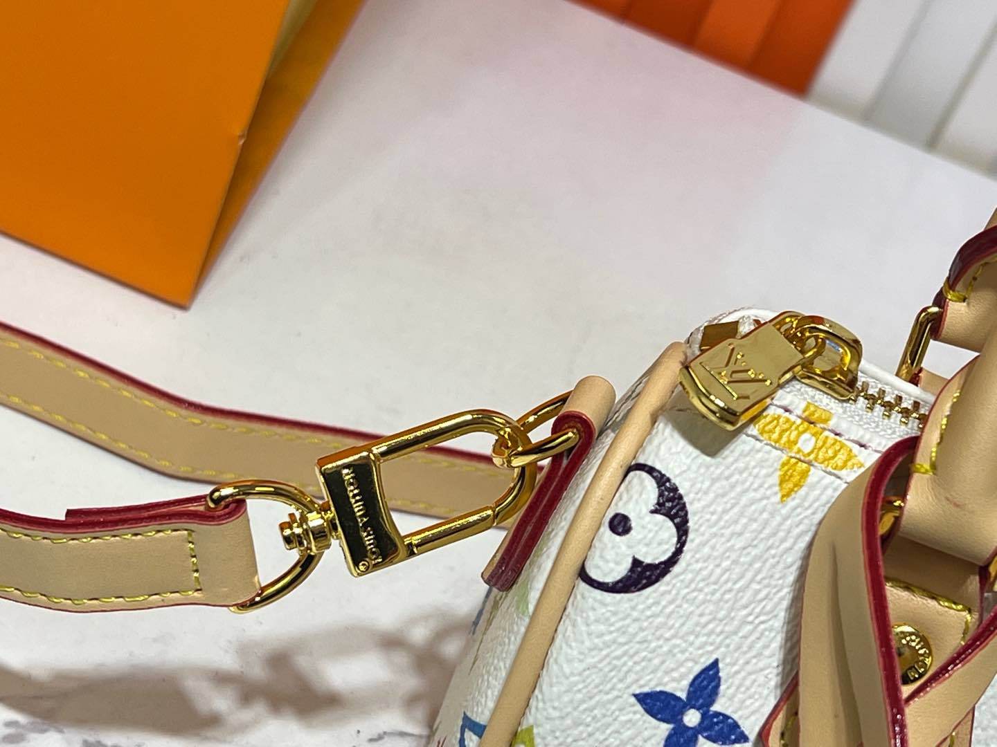アップグレード オリジナル版 M13391 M13406 M81085 ルイ・ヴィトンと村上隆のコラボレーション Nano Speedy ハンドバッグ（ブラックトーンとホワイトトーン） このNano Speedy ハンドバッグは、モノグラム キャンバスと
