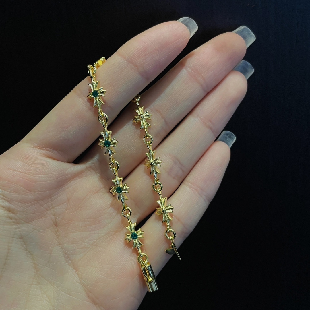 Chrome Hearts（クロム・ハーツ）の金メッキのグリーンダイヤモンドを飾った十字架ブレスレット