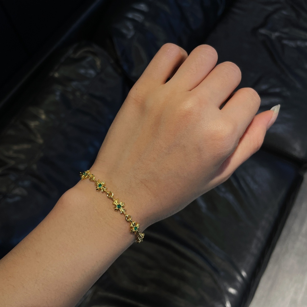 Chrome Hearts（クロム・ハーツ）の金メッキのグリーンダイヤモンドを飾った十字架ブレスレット