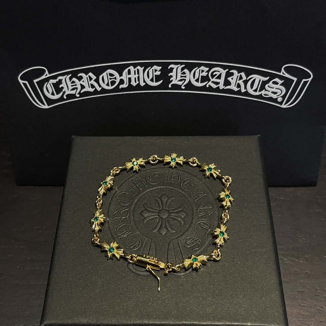 Chrome Hearts（クロム・ハーツ）の金メッキのグリーンダイヤモンドを飾った十字架ブレスレット