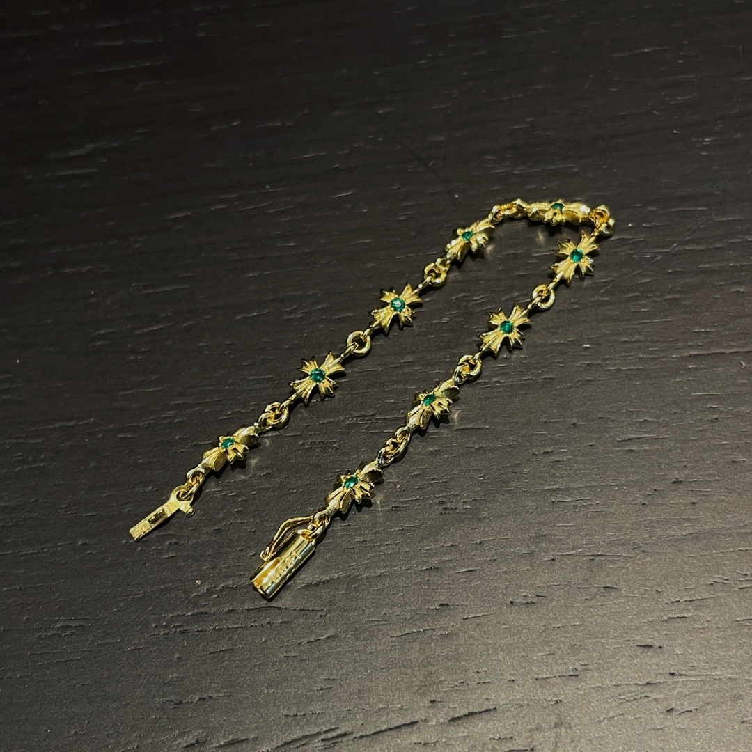 Chrome Hearts（クロム・ハーツ）の金メッキのグリーンダイヤモンドを飾った十字架ブレスレット