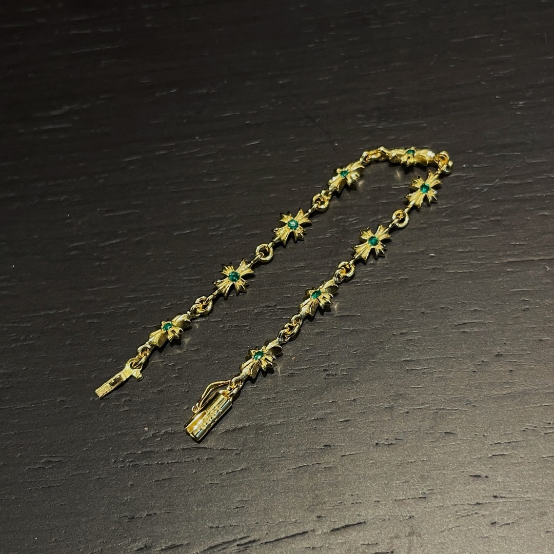 Chrome Hearts（クロム・ハーツ）の金メッキのグリーンダイヤモンドを飾った十字架ブレスレット