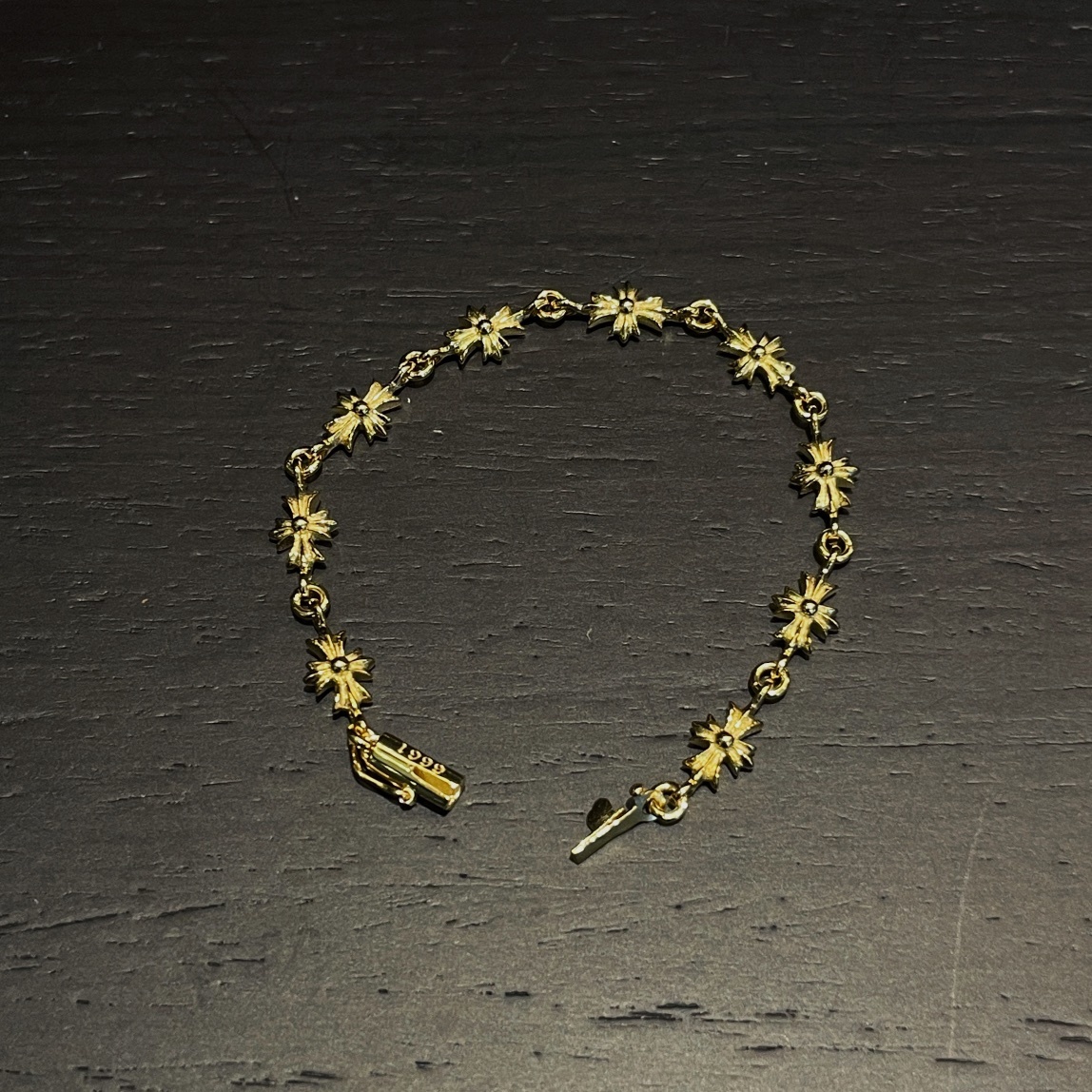 Chrome Hearts（クロム・ハーツ）の金メッキのグリーンダイヤモンドを飾った十字架ブレスレット