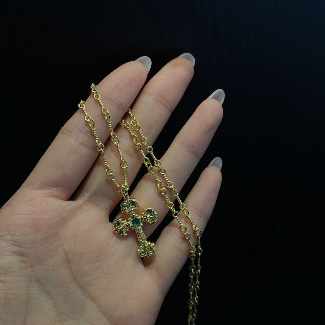 Chrome Hearts（クロム・ハーツ） 金メッキのグリーンダイヤモンドを飾ったミニファイヤー十字架 手作りのチェーンと組み合わせています。