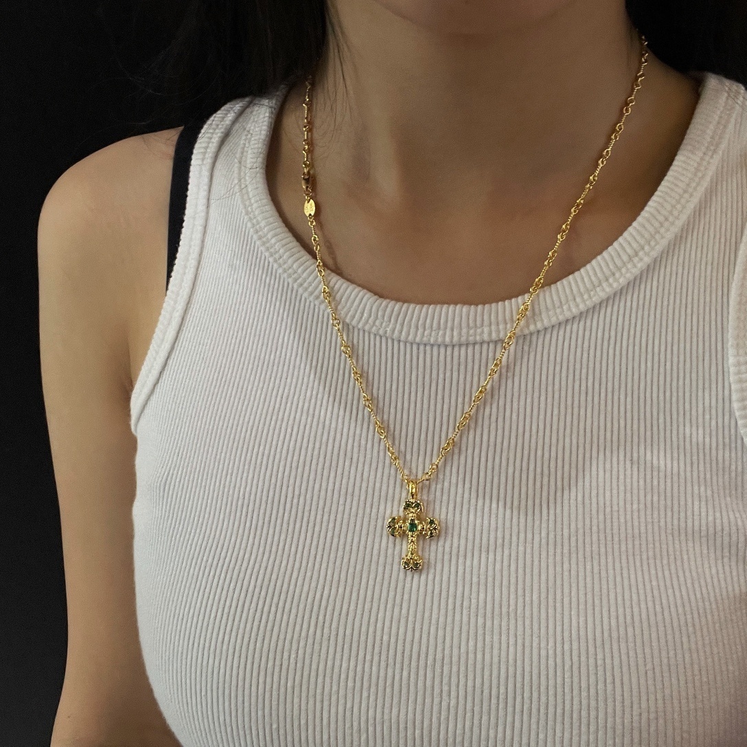 Chrome Hearts（クロム・ハーツ） 金メッキのグリーンダイヤモンドを飾ったミニファイヤー十字架 手作りのチェーンと組み合わせています。