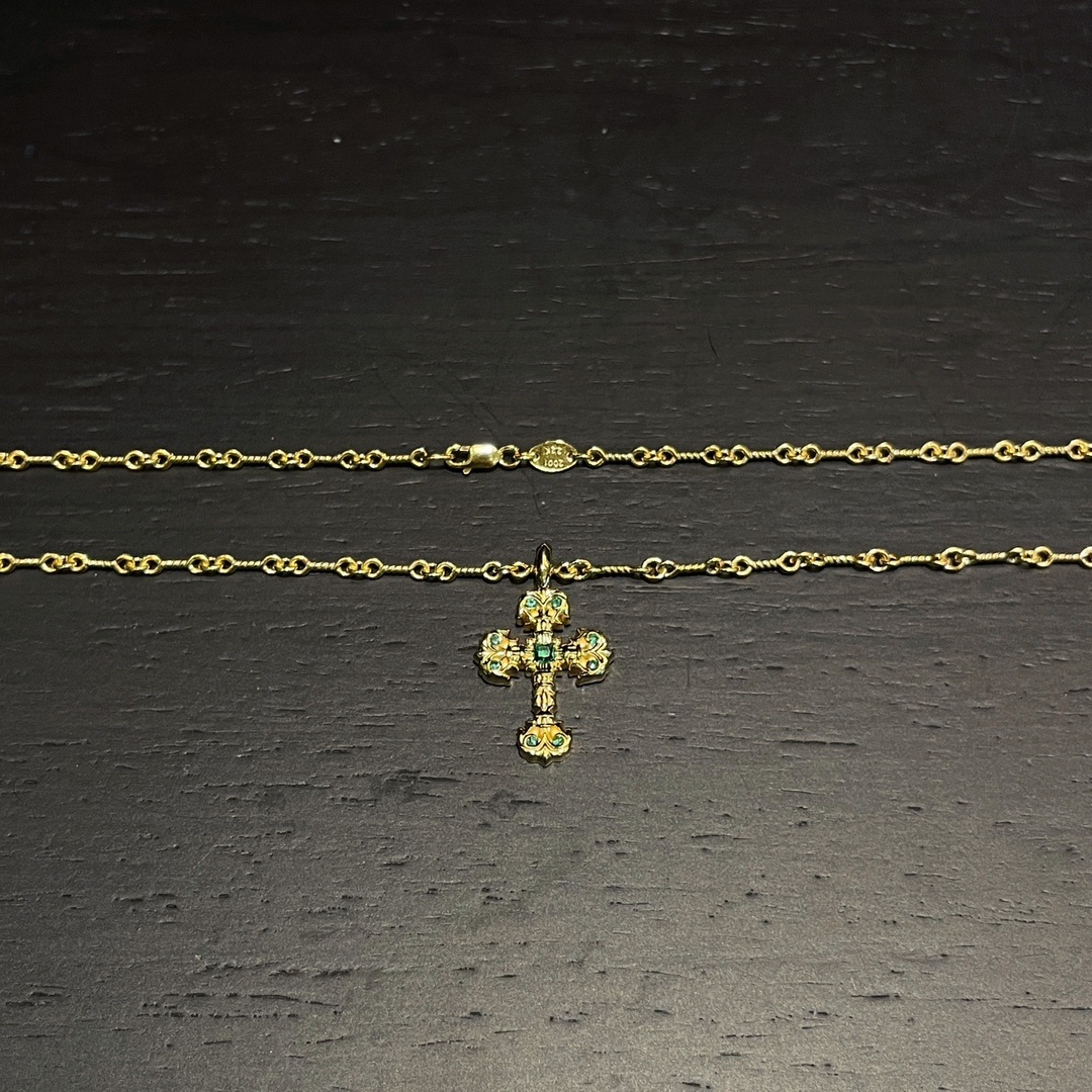 Chrome Hearts（クロム・ハーツ） 金メッキのグリーンダイヤモンドを飾ったミニファイヤー十字架 手作りのチェーンと組み合わせています。