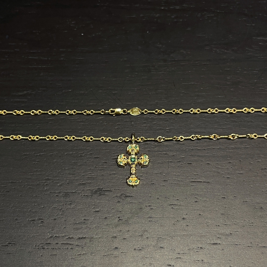 Chrome Hearts（クロム・ハーツ） 金メッキのグリーンダイヤモンドを飾ったミニファイヤー十字架 手作りのチェーンと組み合わせています。