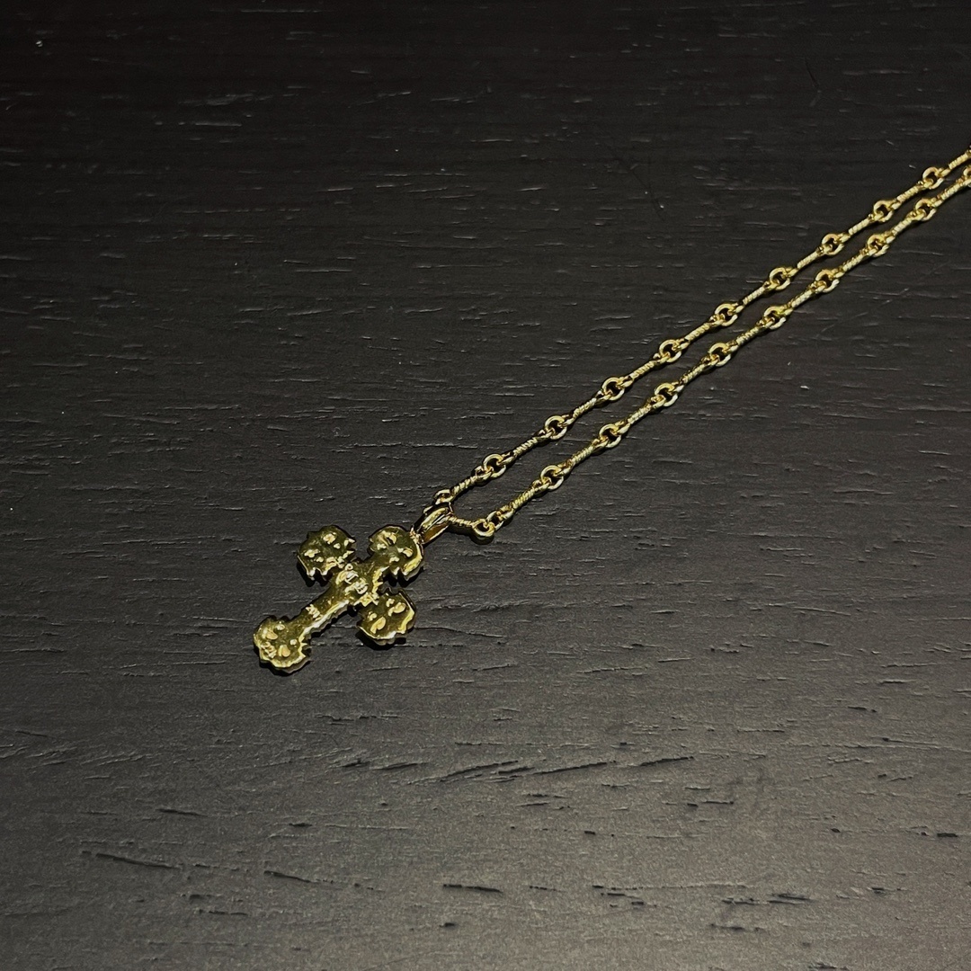 Chrome Hearts（クロム・ハーツ） 金メッキのグリーンダイヤモンドを飾ったミニファイヤー十字架 手作りのチェーンと組み合わせています。