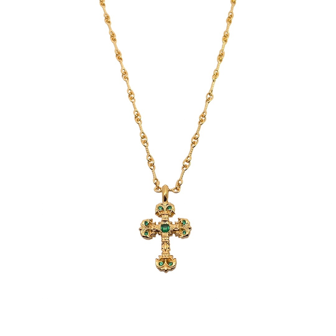 Chrome Hearts（クロム・ハーツ） 金メッキのグリーンダイヤモンドを飾ったミニファイヤー十字架 手作りのチェーンと組み合わせています。