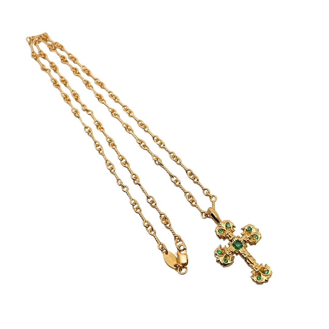 Chrome Hearts（クロム・ハーツ） 金メッキのグリーンダイヤモンドを飾ったミニファイヤー十字架 手作りのチェーンと組み合わせています。