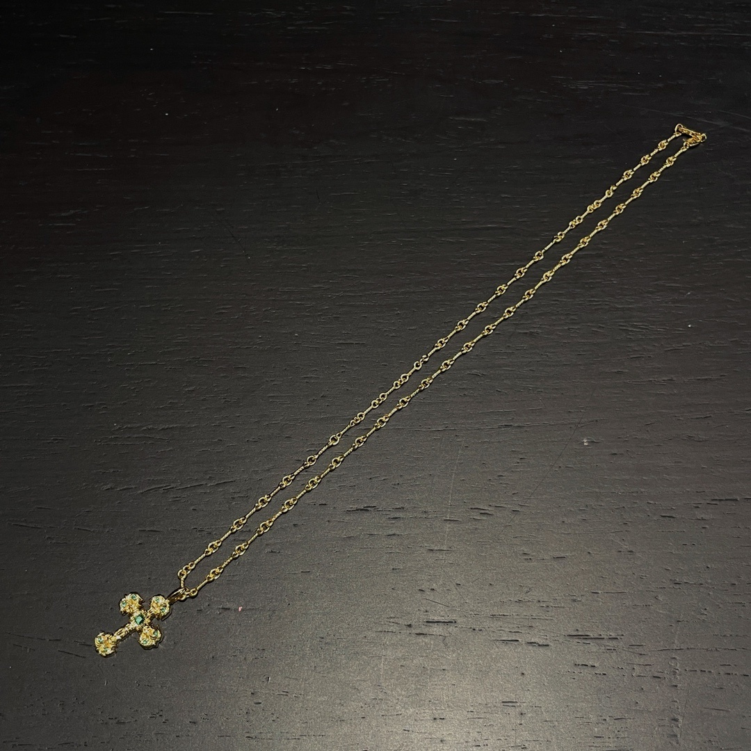 Chrome Hearts（クロム・ハーツ） 金メッキのグリーンダイヤモンドを飾ったミニファイヤー十字架 手作りのチェーンと組み合わせています。