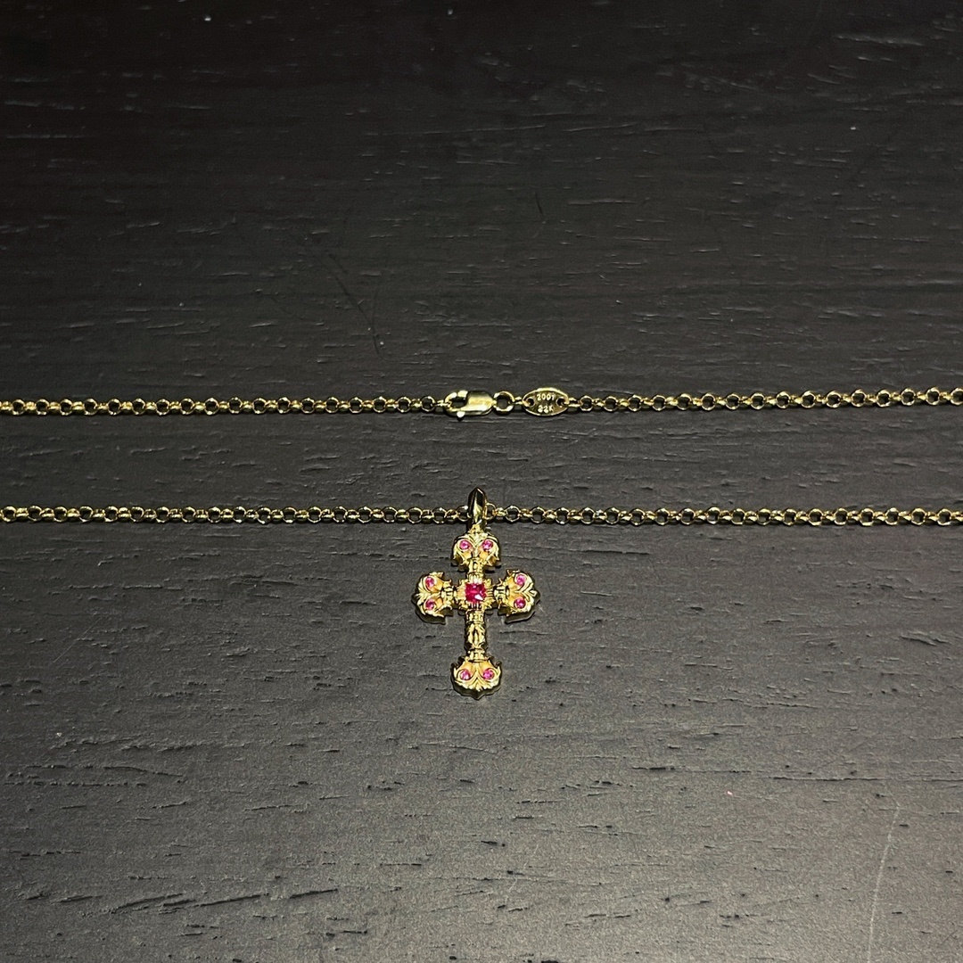 クロム・ハーツの金メッキ仕上げの、赤ダイヤモンドを飾ったミニファイヤー十字架です。