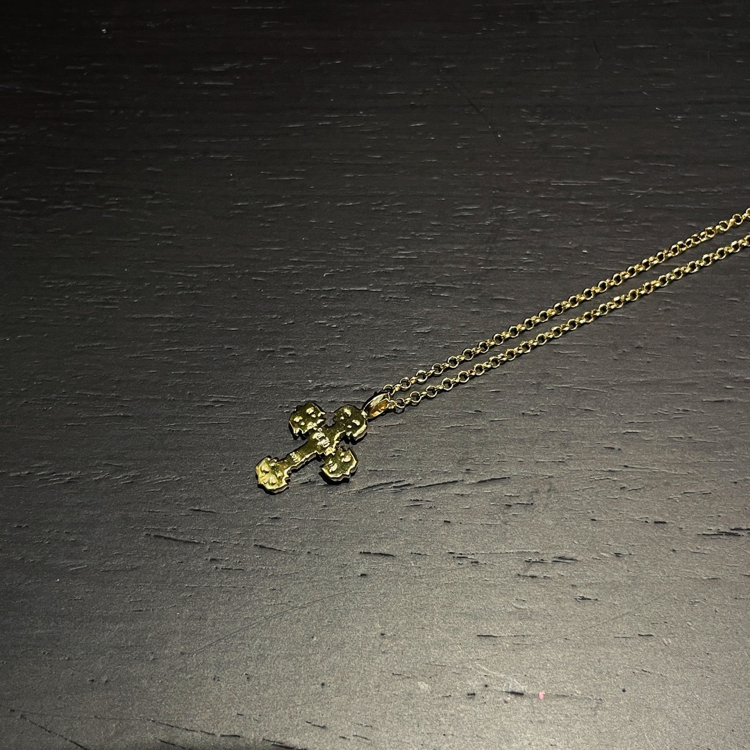 クロム・ハーツの金メッキ仕上げの、赤ダイヤモンドを飾ったミニファイヤー十字架です。