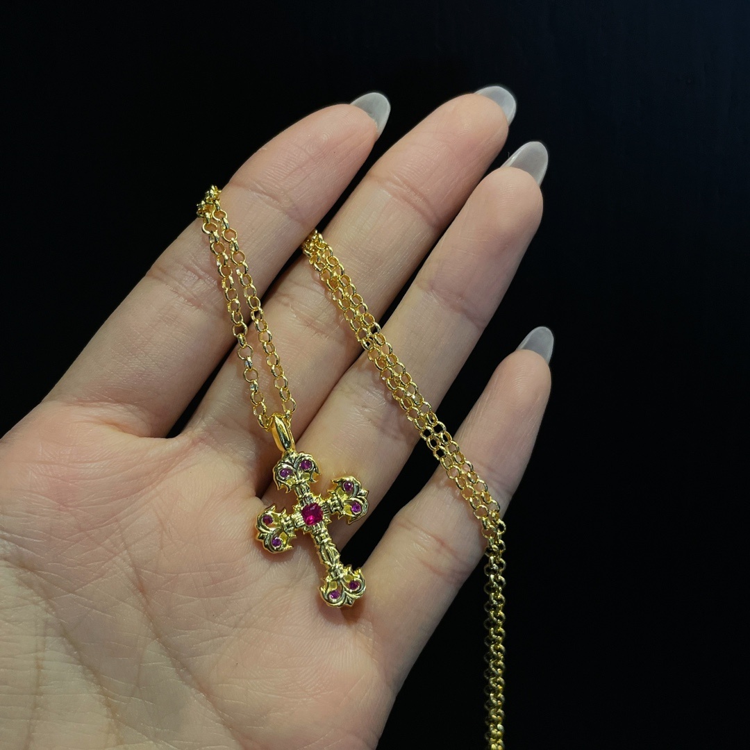 クロム・ハーツの金メッキ仕上げの、赤ダイヤモンドを飾ったミニファイヤー十字架です。