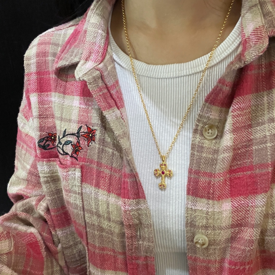 クロム・ハーツの金メッキ仕上げの、赤ダイヤモンドを飾ったミニファイヤー十字架です。