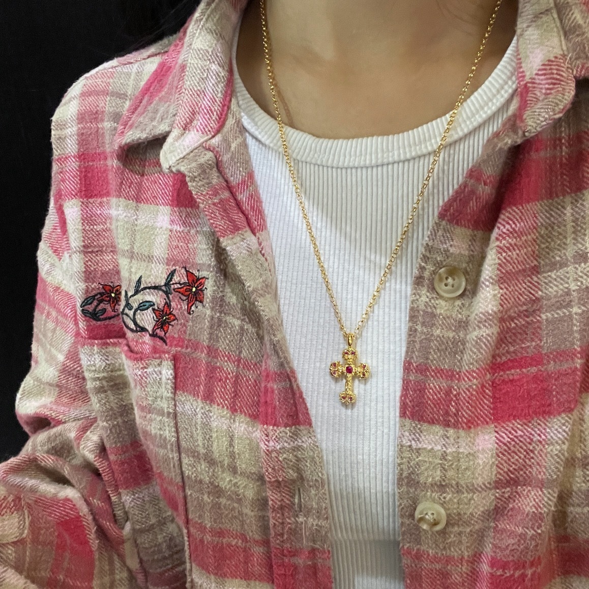 クロム・ハーツの金メッキ仕上げの、赤ダイヤモンドを飾ったミニファイヤー十字架です。