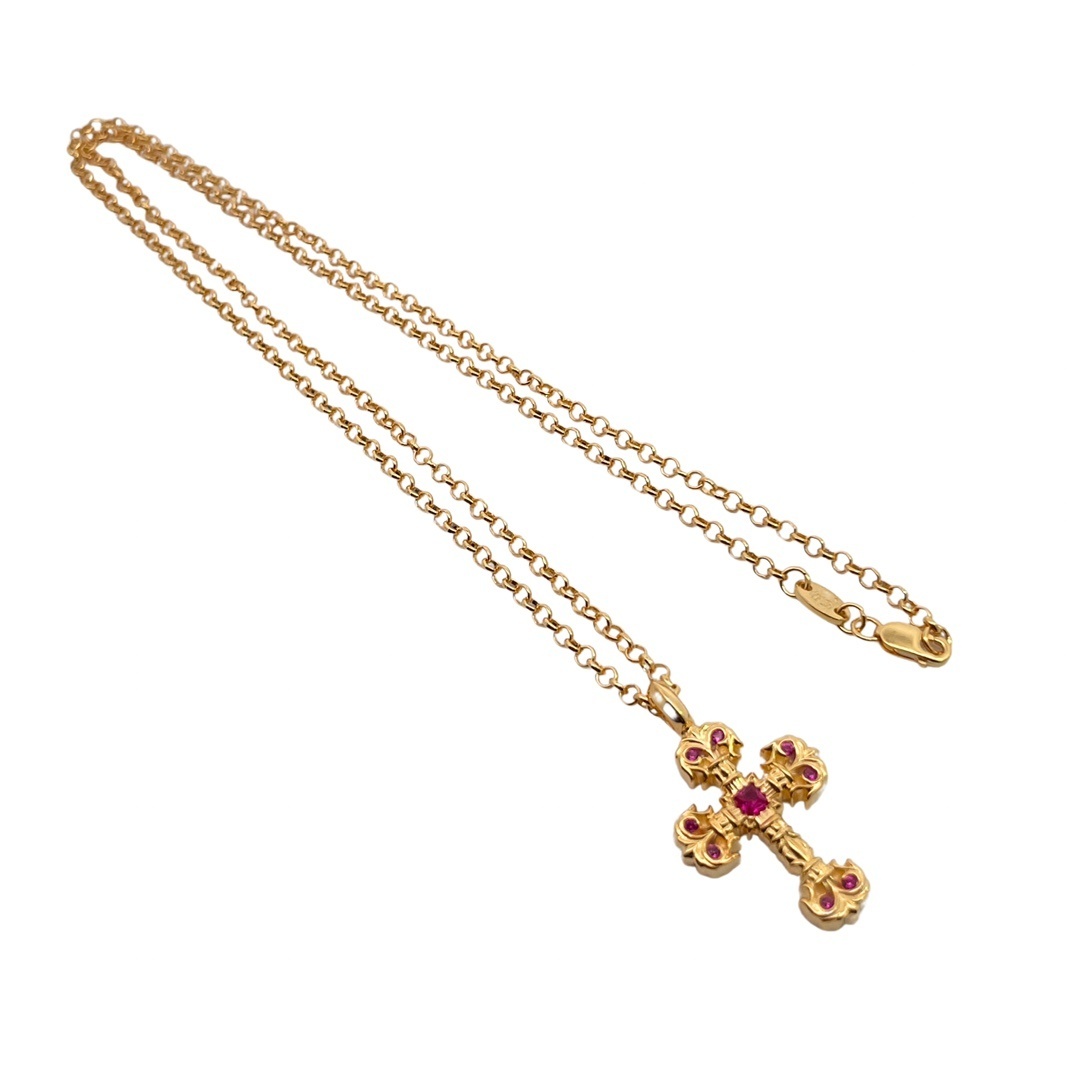クロム・ハーツの金メッキ仕上げの、赤ダイヤモンドを飾ったミニファイヤー十字架です。