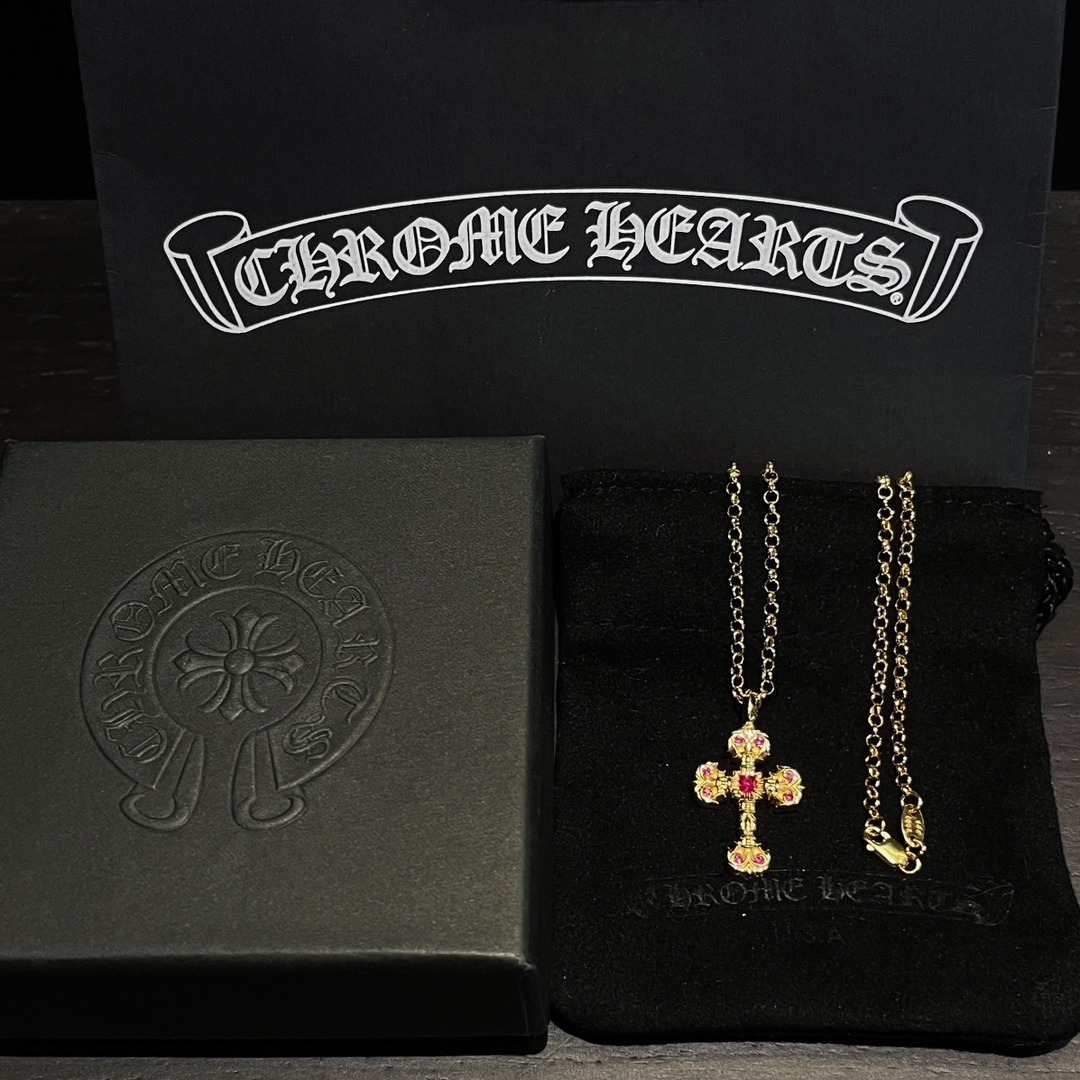 クロム・ハーツの金メッキ仕上げの、赤ダイヤモンドを飾ったミニファイヤー十字架です。