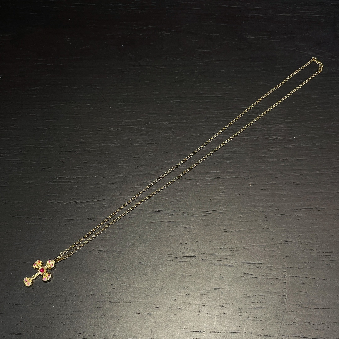 クロム・ハーツの金メッキ仕上げの、赤ダイヤモンドを飾ったミニファイヤー十字架です。