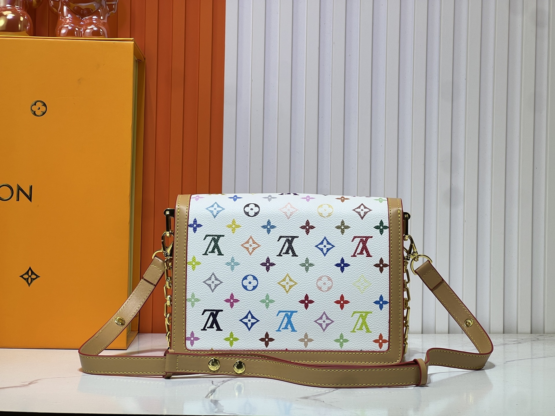 村上隆白三彩 ダフィーヌ アップグレード版 💥 Louis Vuitton 2025 年早春のメイルポストバッグ
