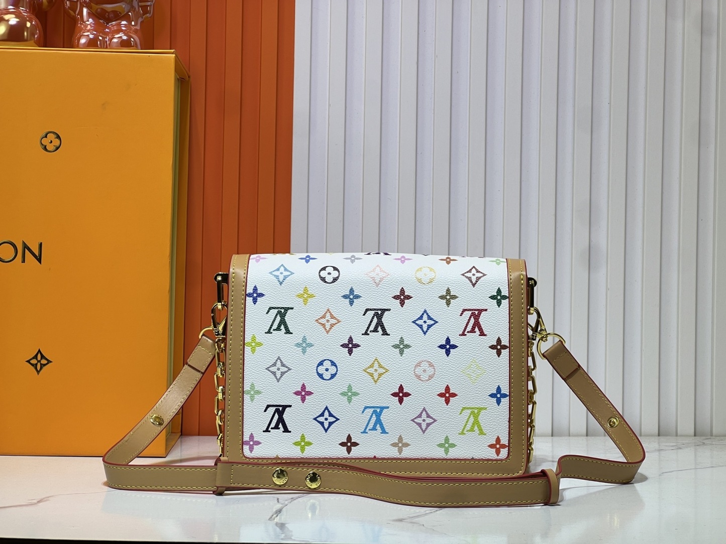 村上隆白三彩 ダフィーヌ アップグレード版 💥 Louis Vuitton 2025 年早春のメイルポストバッグ