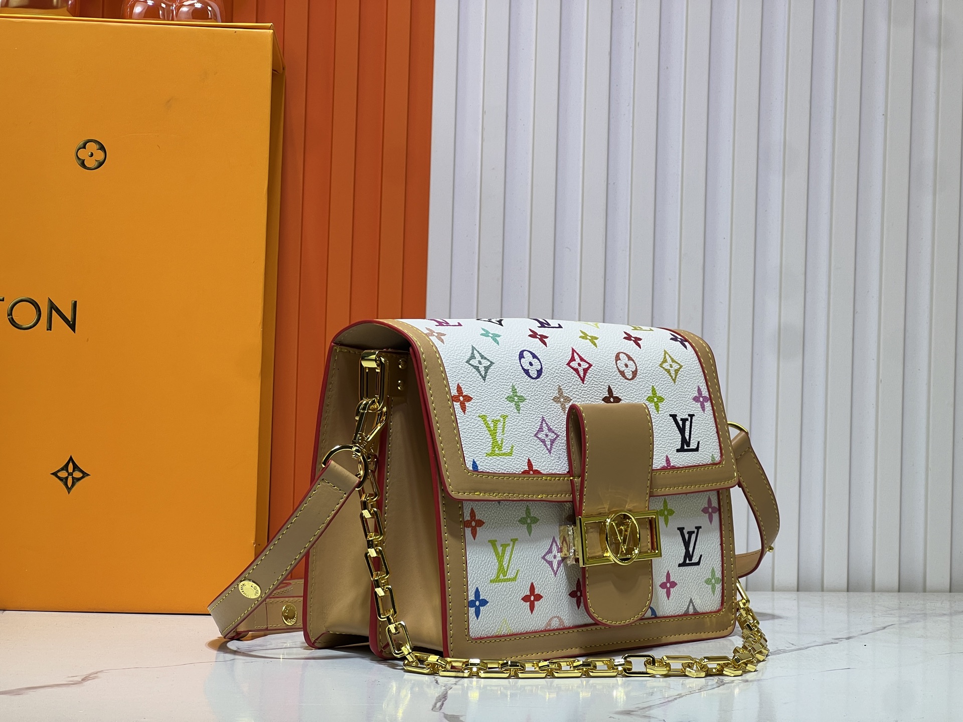 村上隆白三彩 ダフィーヌ アップグレード版 💥 Louis Vuitton 2025 年早春のメイルポストバッグ