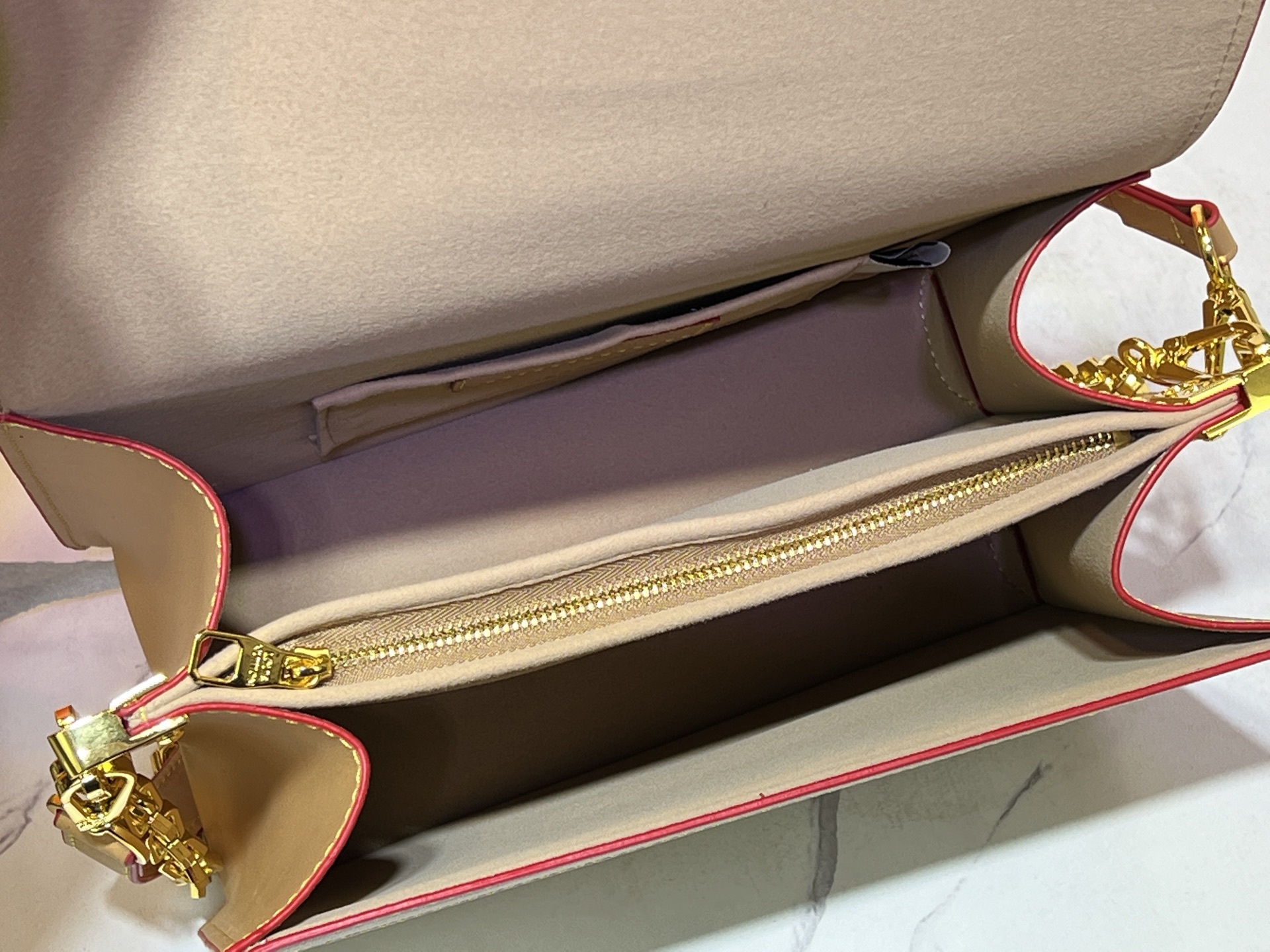 村上隆白三彩 ダフィーヌ アップグレード版 💥 Louis Vuitton 2025 年早春のメイルポストバッグ