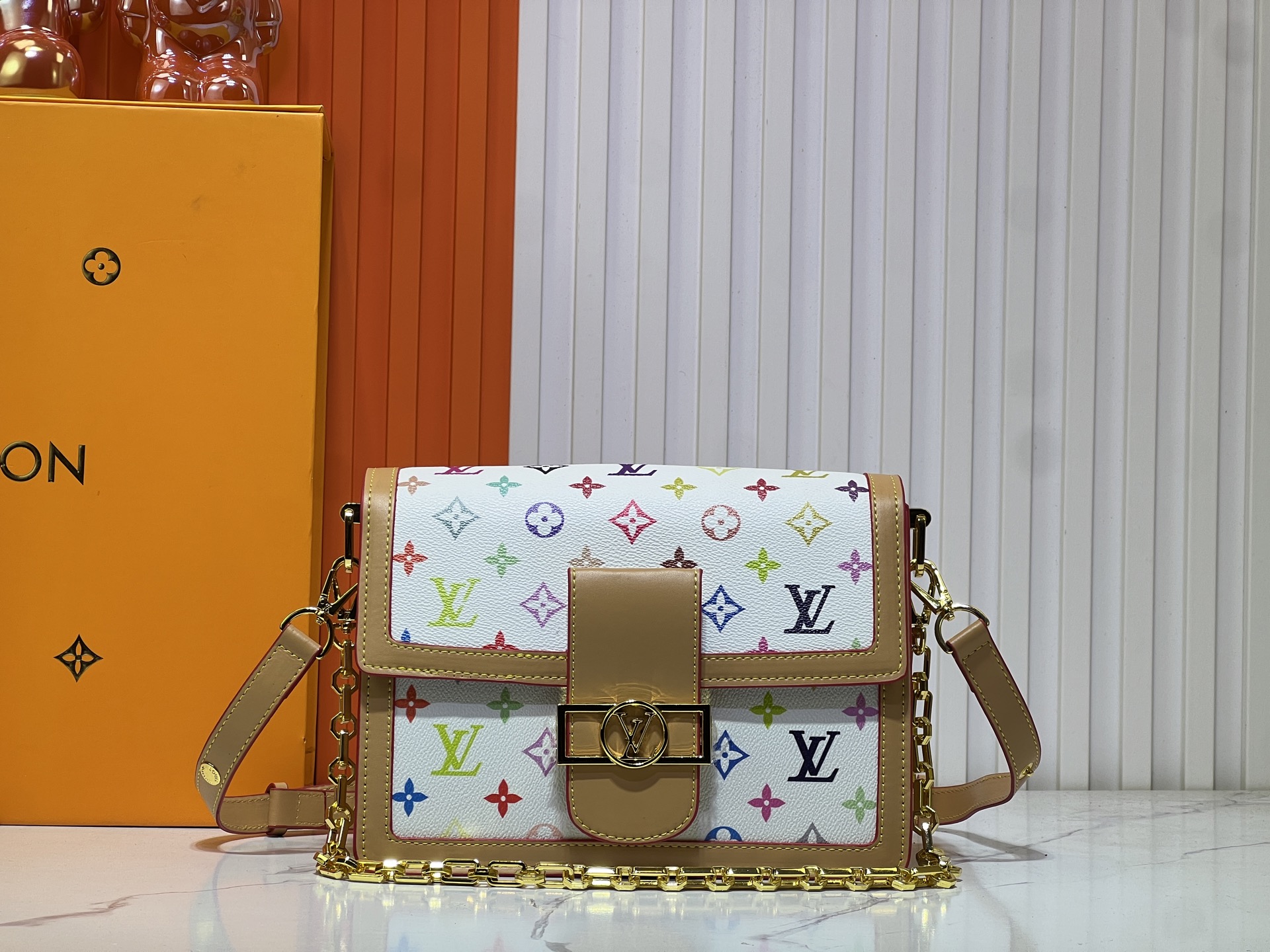 村上隆白三彩 ダフィーヌ アップグレード版 💥 Louis Vuitton 2025 年早春のメイルポストバッグ