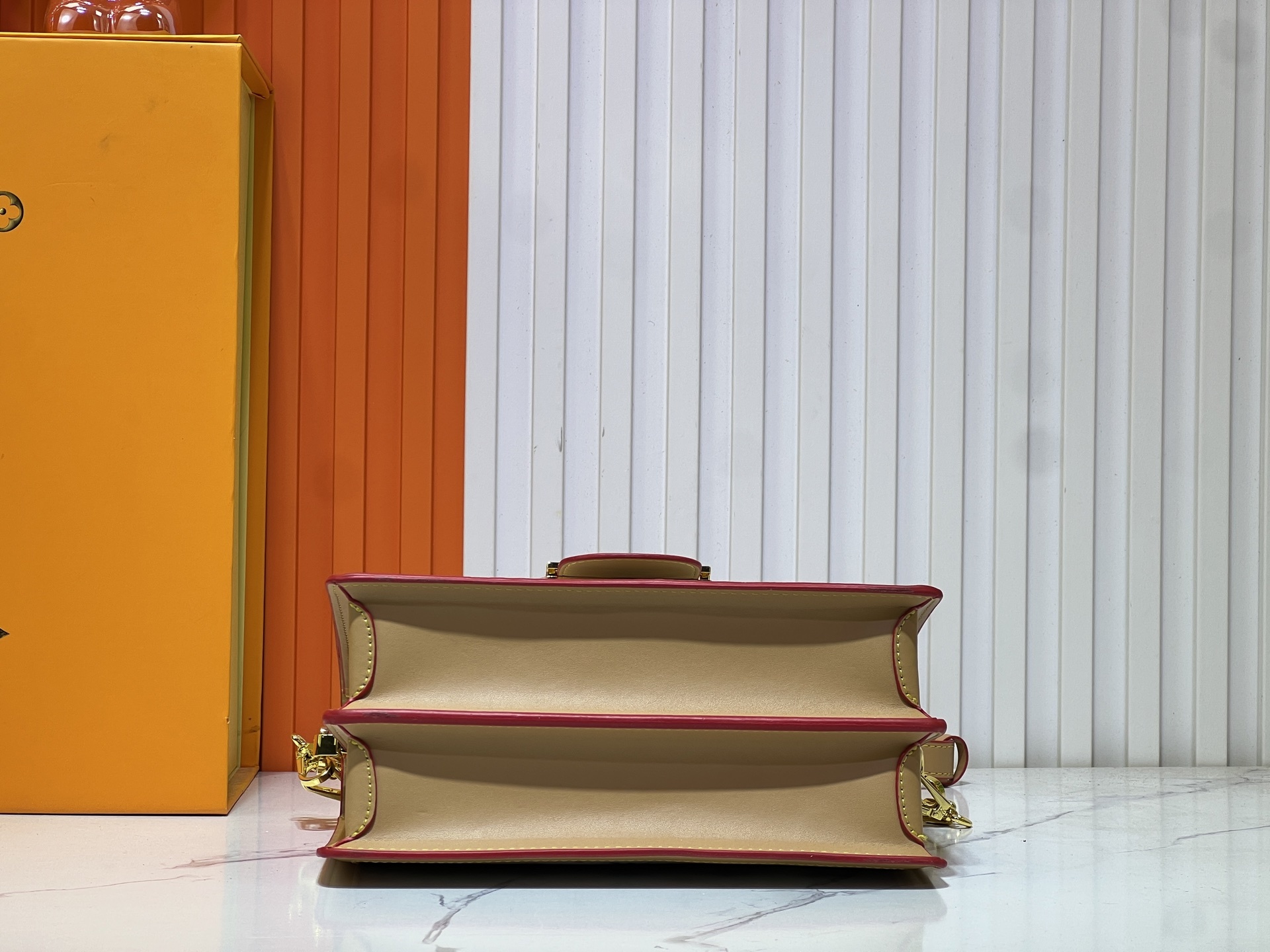 村上隆白三彩 ダフィーヌ アップグレード版 💥 Louis Vuitton 2025 年早春のメイルポストバッグ