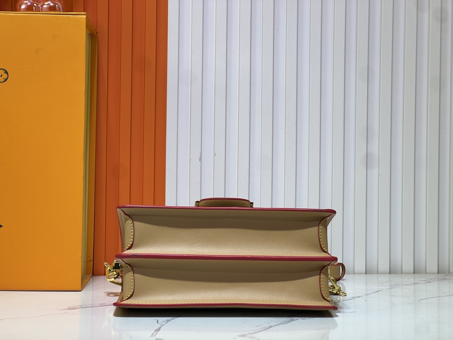 村上隆白三彩 ダフィーヌ アップグレード版 💥 Louis Vuitton 2025 年早春のメイルポストバッグ