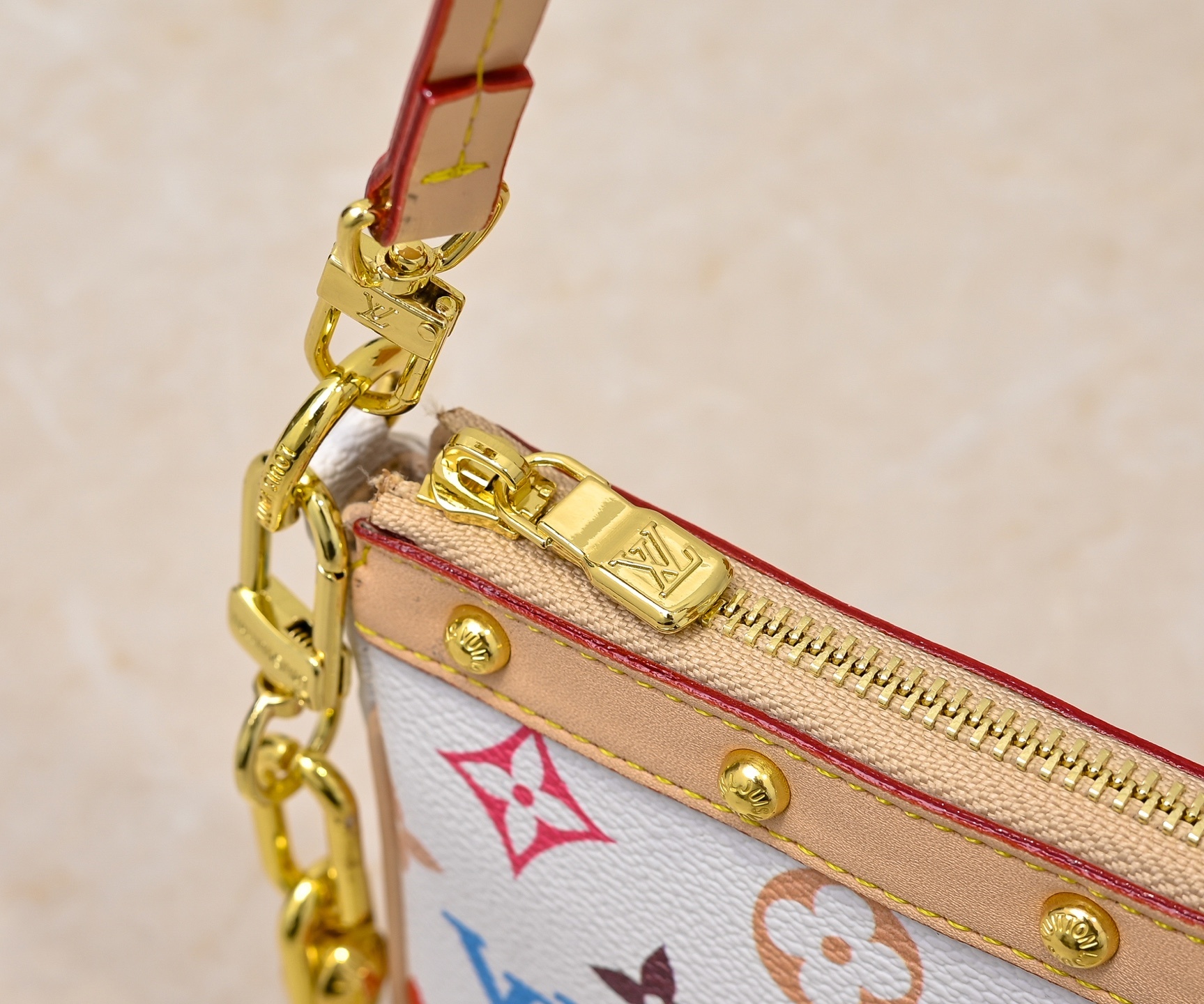 M13404 ブラックトーン ホワイトトーン この Pochette Accessoires ハンドバッグは