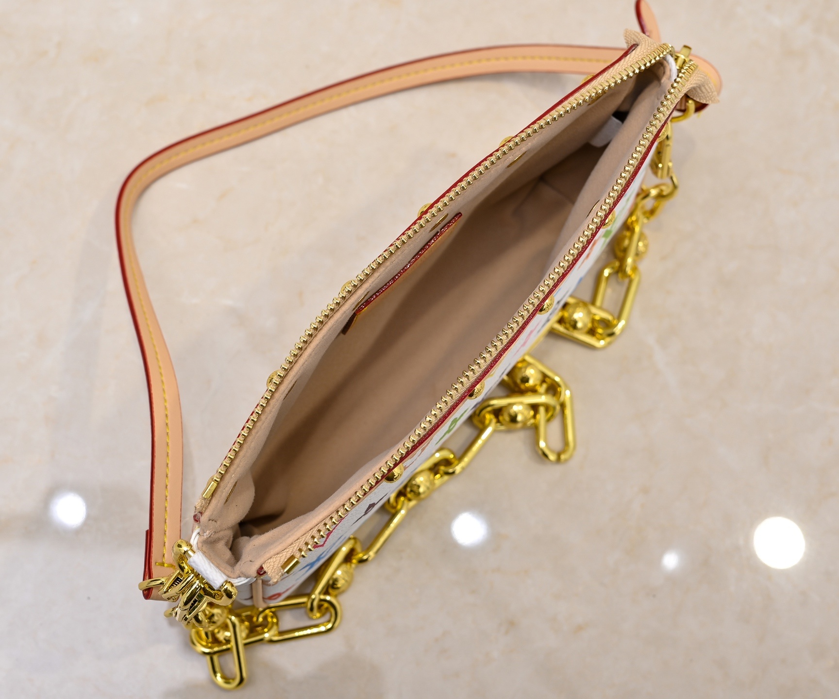 M13404 ブラックトーン ホワイトトーン この Pochette Accessoires ハンドバッグは