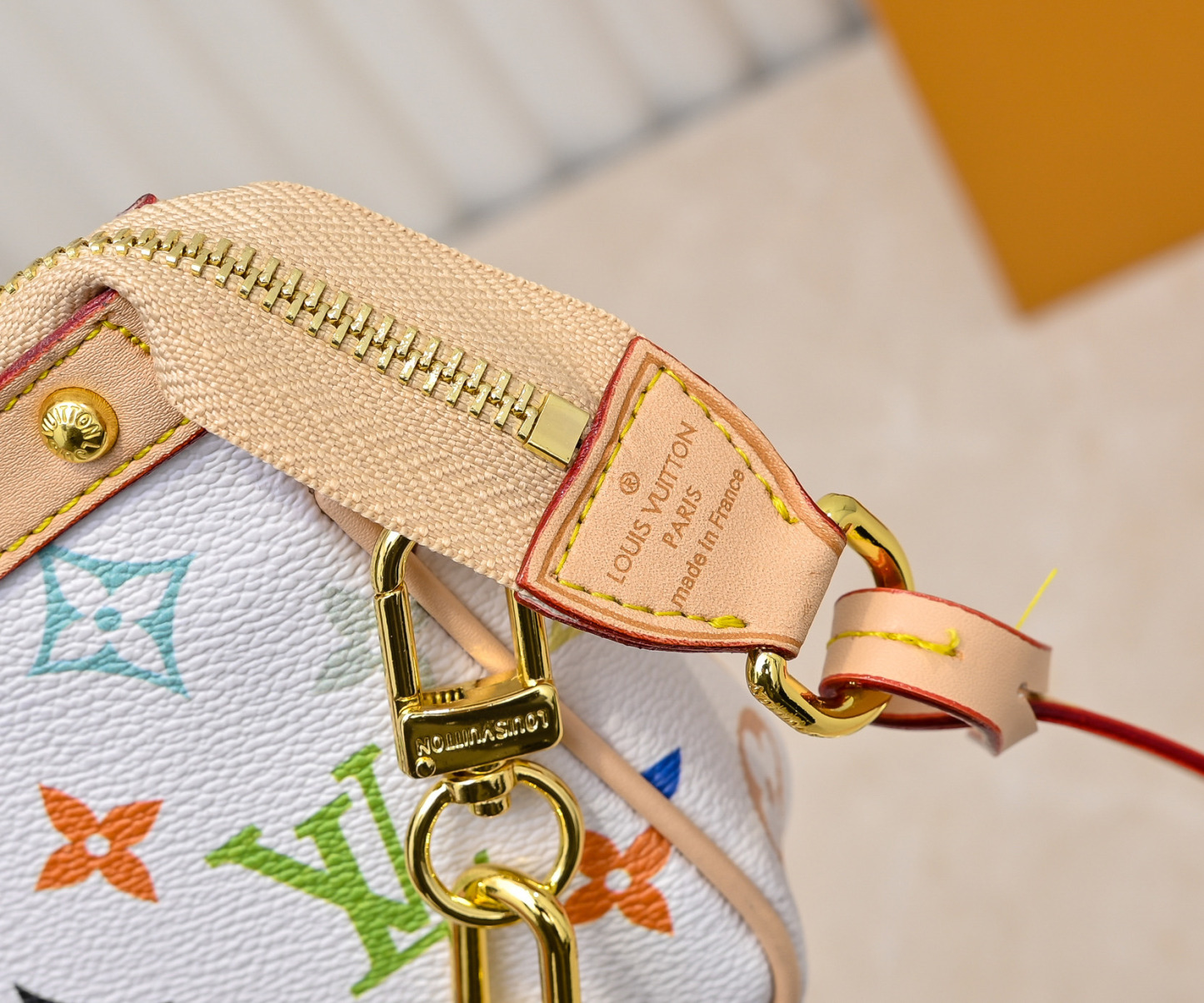 M13404 ブラックトーン ホワイトトーン この Pochette Accessoires ハンドバッグは