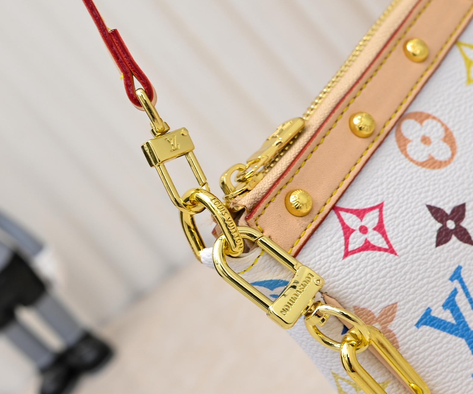 M13404 ブラックトーン ホワイトトーン この Pochette Accessoires ハンドバッグは